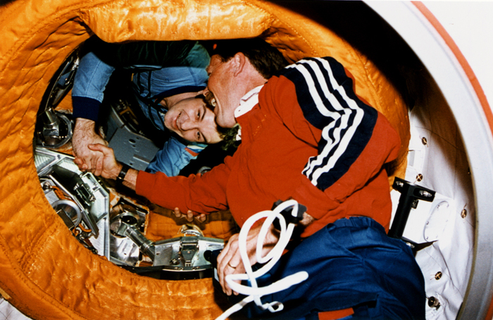 Space History Photo: Astronaut Gibson Shakes Hands with Cosmonaut Dezhurov